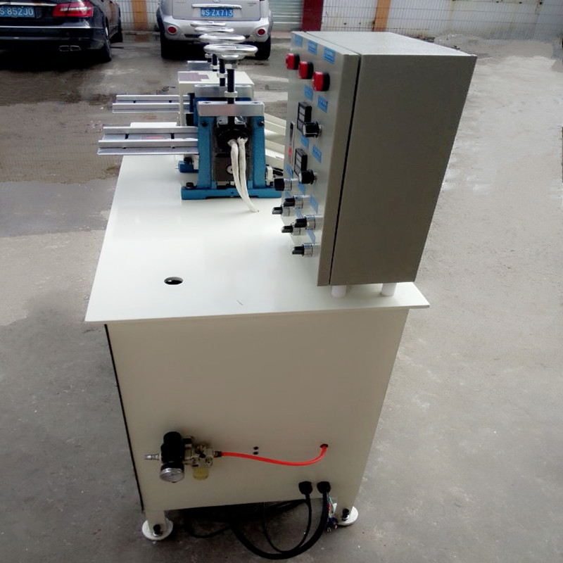 <b>油压辊轮压花机</b>